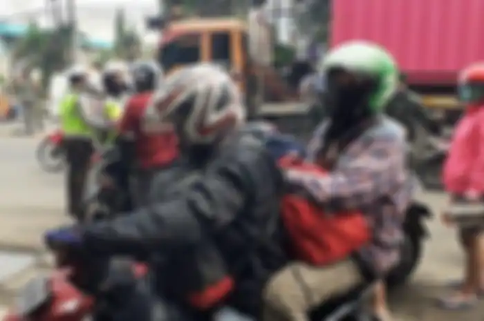 Agung (28) dan Samtirawan (29) kecewa berat lantaran diminta putar balik oleh petugas di lokasi Check Point Jalan Sultan Agung, Kecamatan Medan Satria, Kota Bekasi, Selasa (28/4/2020) siang. Ia nekat mudik karena sudah tak punya pekerjaan karena kena PHK.