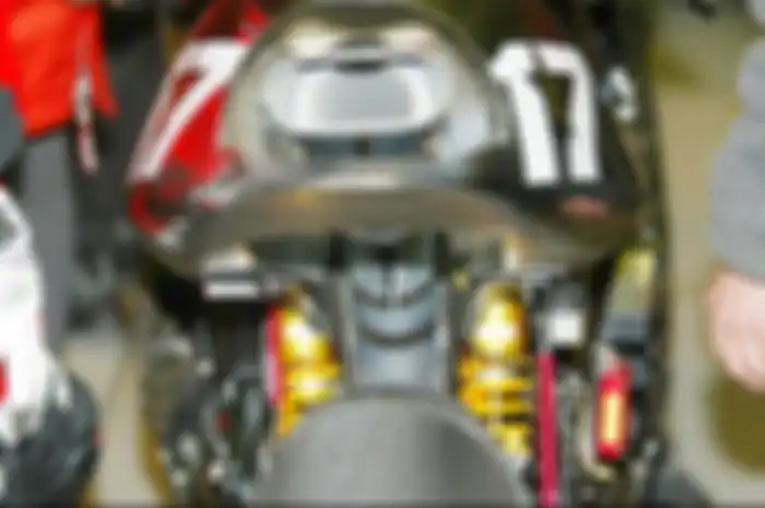Dulu, motor MotoGP Yamaha YZR-M1 pernah pakai dua sokbreker belakang seperti motor-motor bebek di Indonesia.