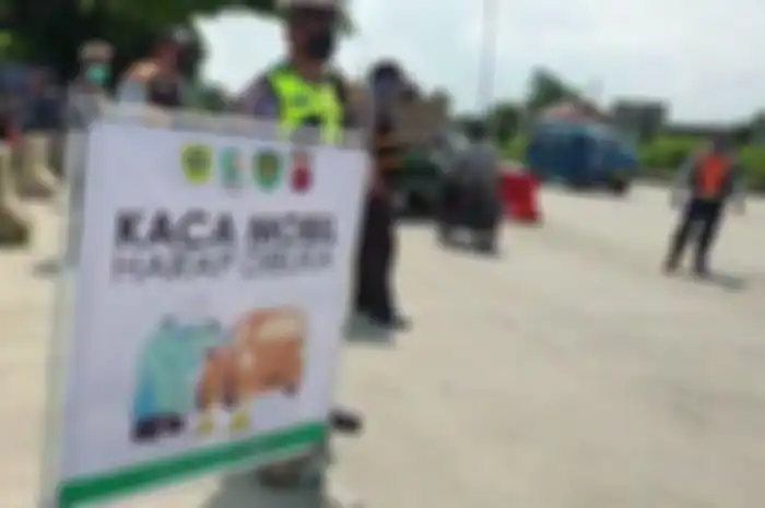 Petugas gabungan mengawasi pengendara yang melintas di check point PSBB Kabupaten Bogor di Cigombong yang berbatasan dengan Cicurug, Kabupaten Sukabumi, Rabu (29/4/2020). 