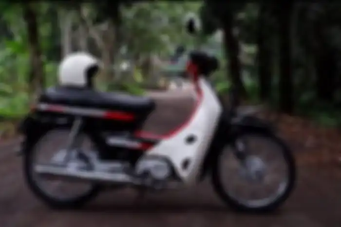 Ilustrasi. Naik motor bebek lawas seperti Honda Astrea Grand, nih pilihan helm yang cocok riding.