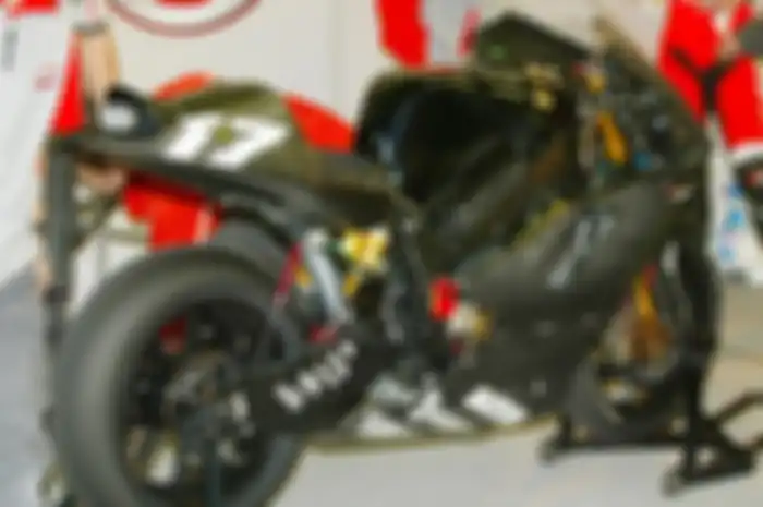 Penampakan motor MotoGP Yamaha YZR-M1 pakai sobreker belakang dobel dan ada nomor 17 di bodi motor