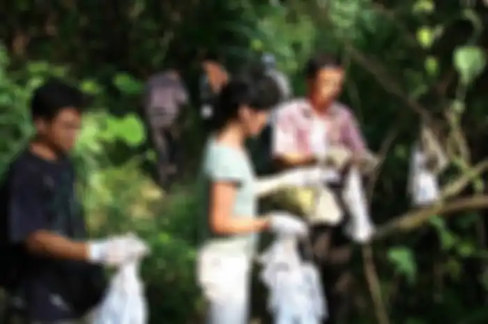 Para ilmuwan terlihat mengenakan alat pelindung terbatas