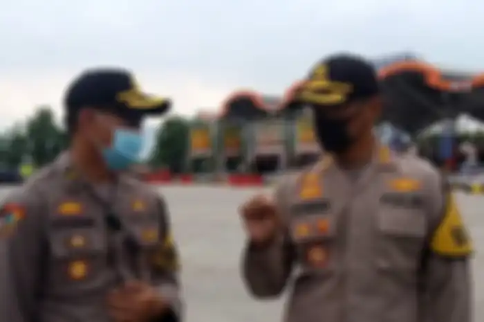 Kapolresta Cirebon Kombes Pol M. Syahduddi  berjaga di pos check point covid-19