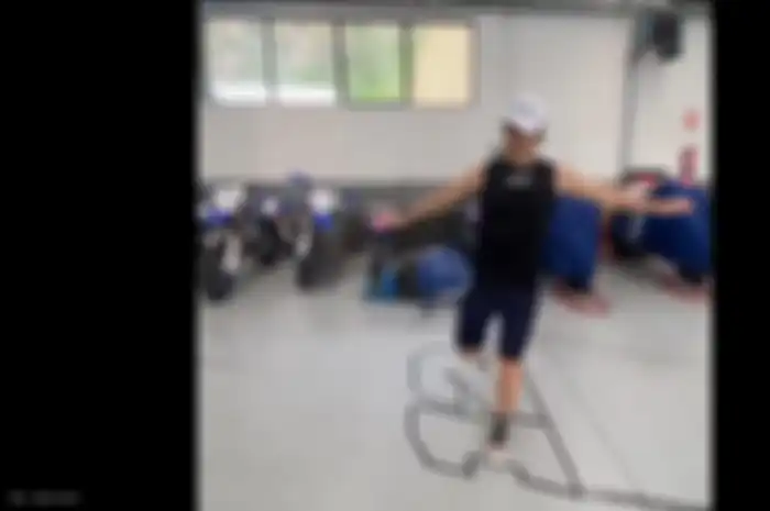 Maverick Vinales pamer kebolehannya mengolah bola alias juggling, layaknya seorang freestyler profesional