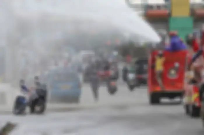 Ilustrasi PSBB Depok, akan ada sanksi bagi pelanggar. Petugas pemadam kebakaran menyemprotkan cairan disinfektan di Jalan Margonda Raya, Depok, Jawa Barat.