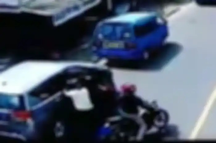 Aksi perampokan terhadap pengemudi mobil di seberang restoran McDonalds Bojongsari, Depok, Jawa Barat, Selasa (5/5/2020). Aksi terekam kamera pengintai. Para perampok kini diburu polisi