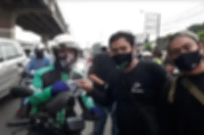 Bandit Community Indonesia (BCI) dan karyawan Suzuki roda dua bagikan masker gratis.  
