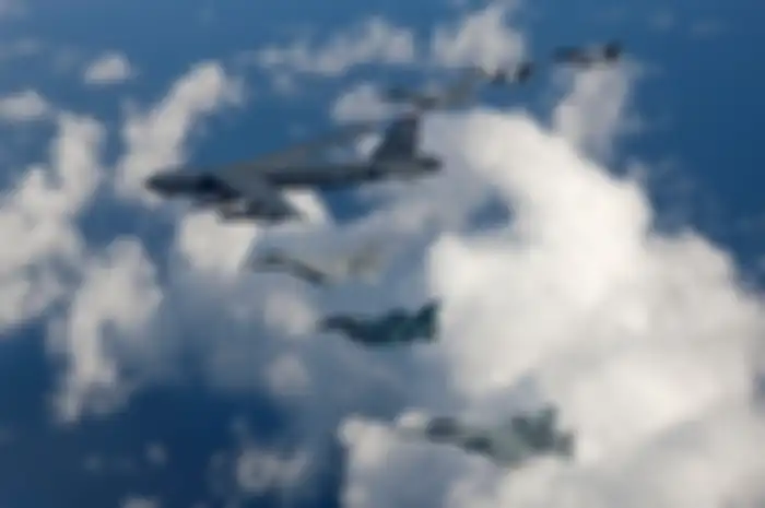 Pembom AS B-52 (tengah) 
