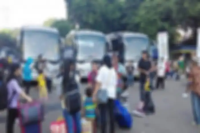 Ilustrasi mudik naik transportasi umum, salah satunya bus.
