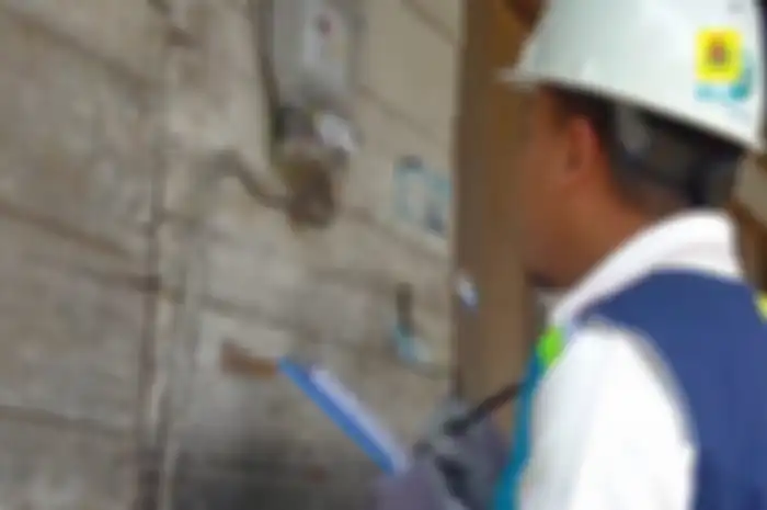 Petugas PLN saat melakukan pencatatan meter pelanggan. Banyak warga yang gagal menerima bantuan subsidi listrik.