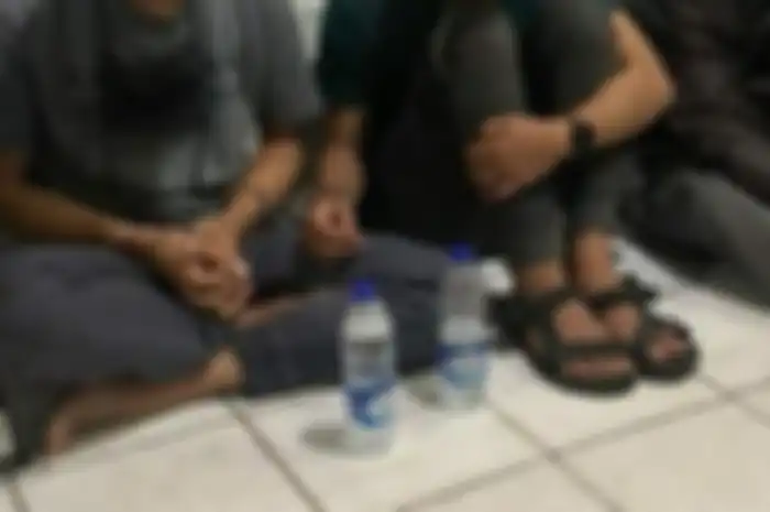 Ferdian Paleka tertunduk lesu di kantor polisi