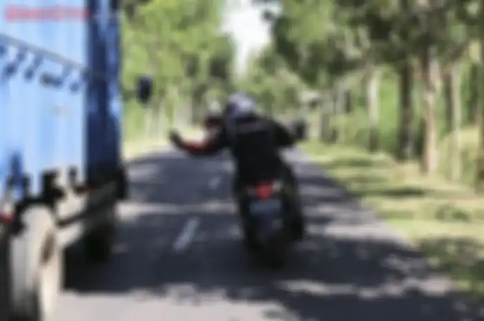Perhatikan hal ini saat bikers berkendara berdampingan dengan truck atau bus