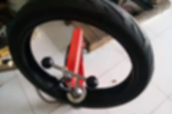 Udah enggak jaman tambal ban main tusuk, ini dia metode tambal ban tubeless yang aman, yaitu dengan cara dipress.