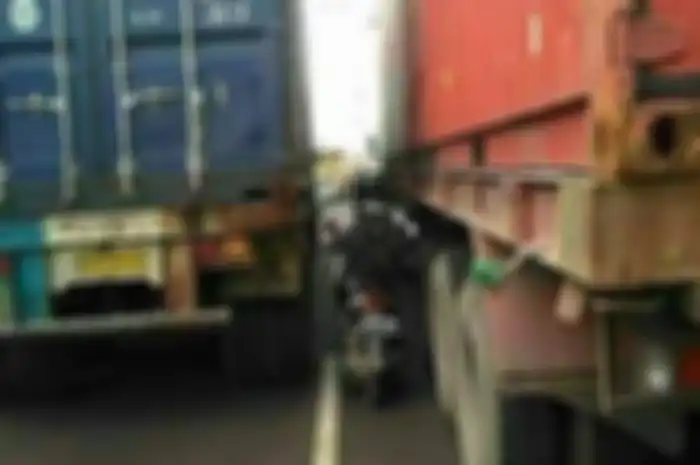 Ilustrasi bikers berkendarq diantara bus dan truk