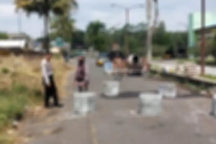 Pemasangan beton buis di tengah jalan oleh Polresta Malang Kota agar tidak ada lagi balap liar di Area Belakang Gor Ken Arok Kec Kedungkandang