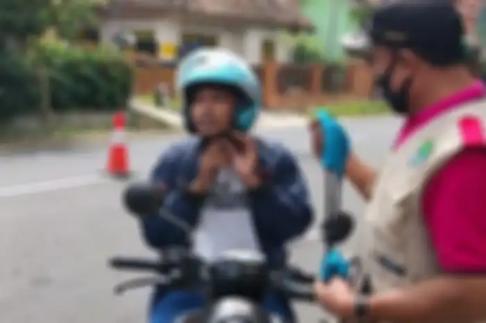 Salah satu pelanggar di Majalengka yang tidak menggunakan masker di check point perbatasan Cikinjing dengan Kuningan