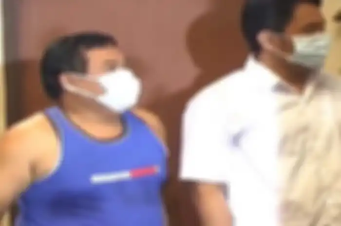 Bajuri memakai masker seperti sedang menghadapi virus corona.
