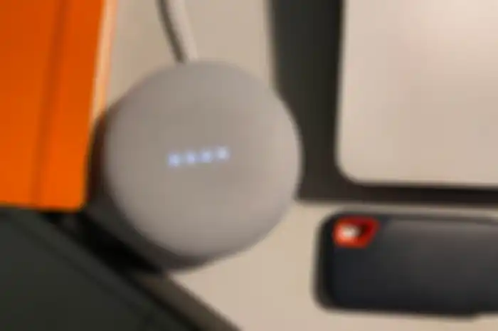 Saya hubungkan lampu ini dengan Google Nest Mini agar bisa mengaktifkan berbagai fitur lampu lewat perintah suara.