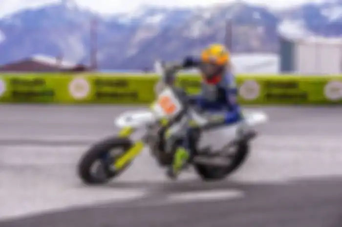Tito Rabat latihan motor di sirkuit Andorra.