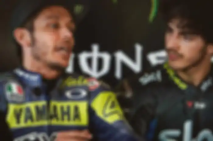 Ilustrasi Valentino Rossi dan Fransesco Bagnaia. Murid The Doctor batal latihan bareng gara-gara hal ini.