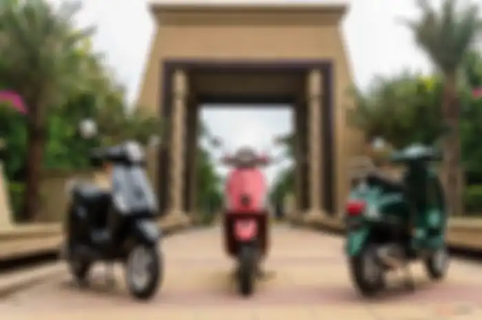 Motor baru Vespa VXL 149 (kiri) dan Vespa SXL 149 (tengah).