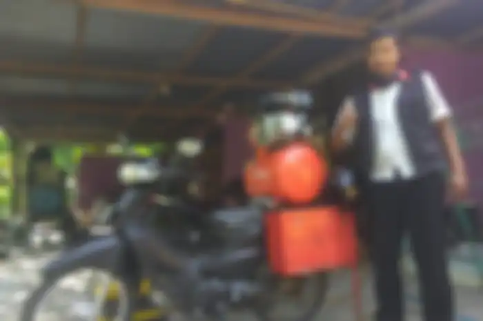 Novianto mekanik motor panggilan asal Sleman menggunakan motor Honda Kirana 2004 membawa kompresor