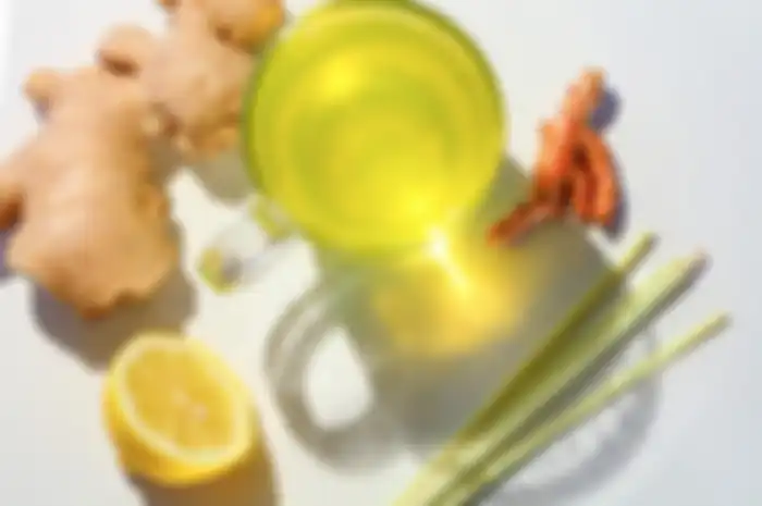 Minuman teh jahe, kunyit, dan serai