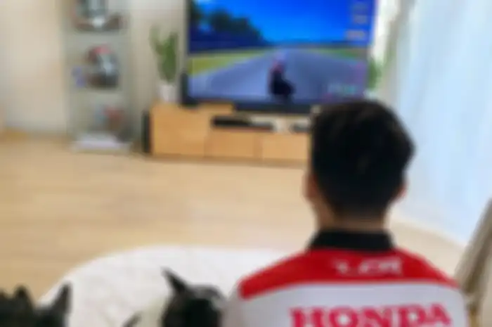 Takaaki Nakagami rutin latihan gim MotoGP20 yang jadi platform di MotoGP Virtual Race IV. Serius dan tampaknya gak mua sekadar numpang lewat di balapan virtual MotoGP