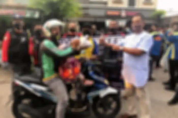 Untuk melawan pandemi virus corona, Forum Bikers berbagi ramadhan di Pos PSBB Kalimalang.