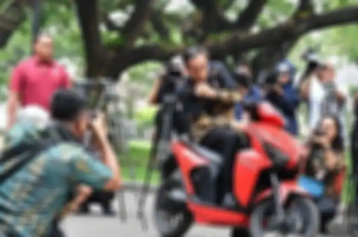 Presiden Jokowi sedang berpose diatas Motor Gesits