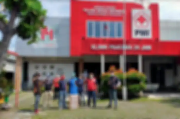 Penyerahan bantuan Astra Motor Yogyakarta kepada Gugus Tugas COVID-19 di Markas Daerah Palang Merah Indonesia provinsi DIY (17/5) .   