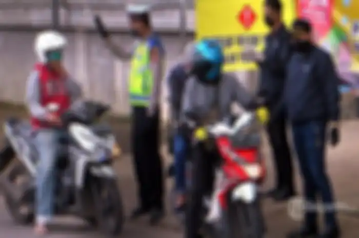 Ilustrasi mudik menggunakan motor. Ada denda sampai Rp 500 ribu kalau pemudik menolak dikarantina.