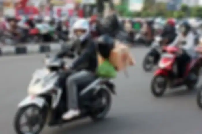 Ilustrasi mudik naik motor.  Pemprov Jawa Timur izinkan warga mudik pulang kampung, tapi ada syaratnya.