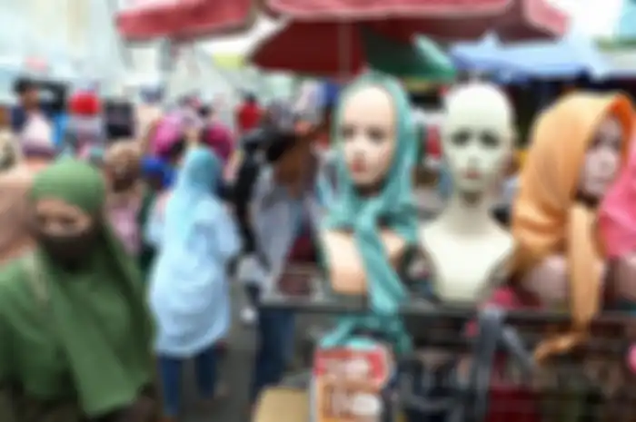Warga berbelanja pakaian yang dijual pedagang kaki lima di Tanah Abang, Senin (18/5/2020).