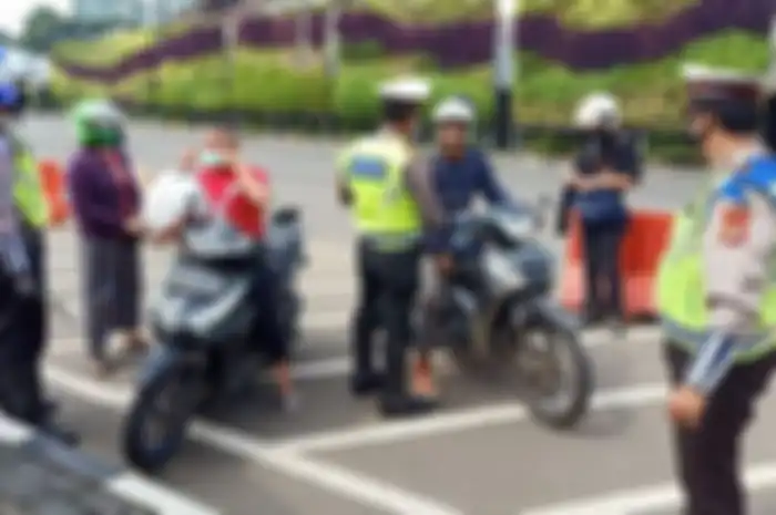 Ilustrasi pengawasan mudik naik motor. Kini mudik lokal resmi berlaku, simak daftar titik yang siap dijaga ketat di DKI Jakarta.