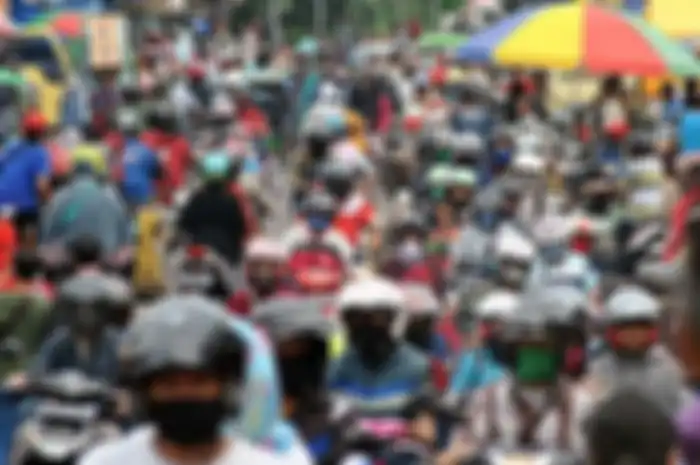 Sejumlah warga dan pengendara motor memadati kawasan Pasar Anyar, Kota Bogor, Jawa Barat, Senin (18/5/2020). Kawasan pasar tradisional tersebut dipadati warga yang ingin berbelanja kebutuhan lebaran meskipun Pemerintah Kota Bogor sedang menerapkan Pembatasan Sosial Berskala Besar (PSBB) untuk menceg