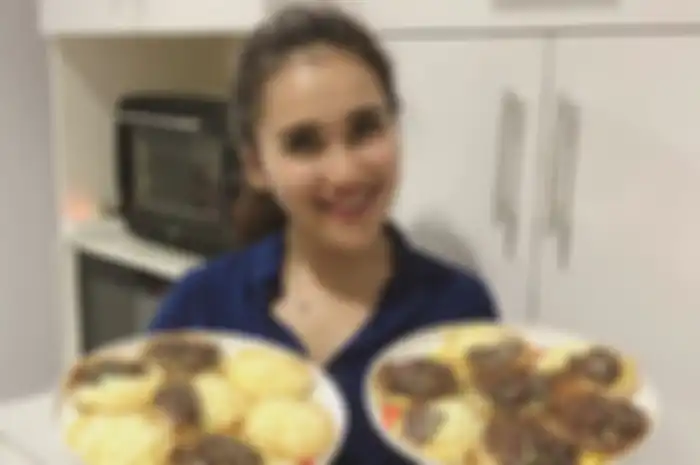 Ayu Ting Ting saat memasak kue.