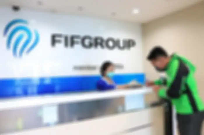 Seorang driver ojek online (Gojek) menandatangani pengajuan relaksasi kredit di cabang FIFGROUP Jakarta dalam protokol kesehatan Covid-19. Sejak awal April 2020 hingga 18 Mei 2020, FIFGROUP telah menyetujui relaksasi senilai Rp 6,7 triliun yang dilakukan untuk 683.000 nasabah, tersebar di seluruh provinsi di Indonesia.