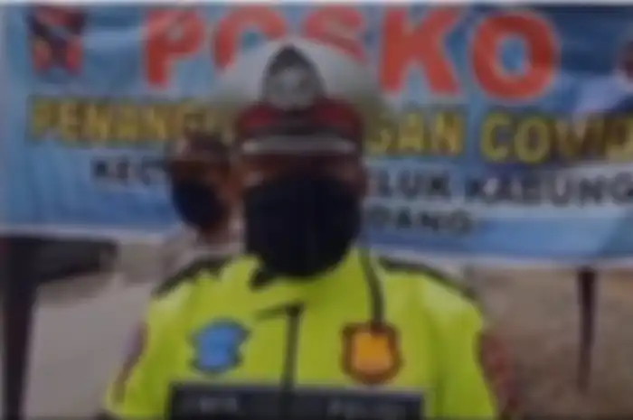 Polisi penjaga poski PSBB menangis  