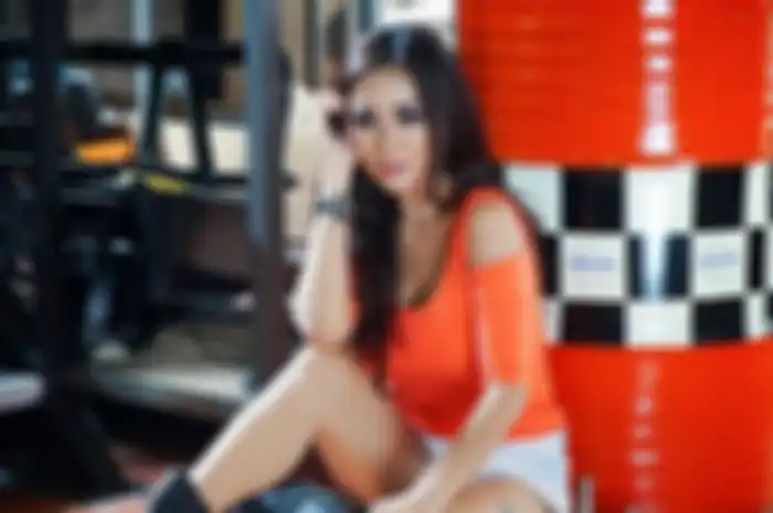 Tante Ernie berpose ala mekanik