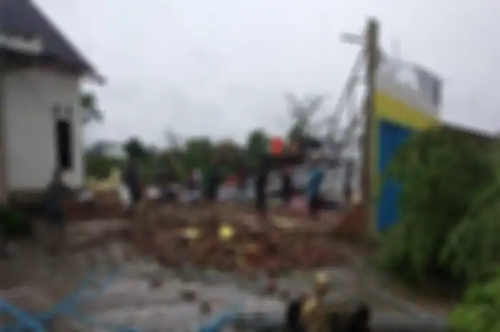 Angin puting beliung sapu bersih rumah warga dan motor di Kabupaten Tulang Bawang, Lampung.