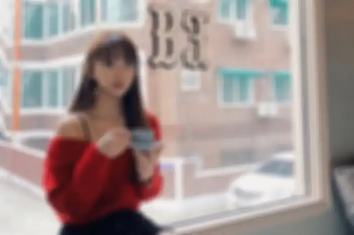 Gaya fashion Korea ala Dita Karang, member Secret Number asal Indonesia
