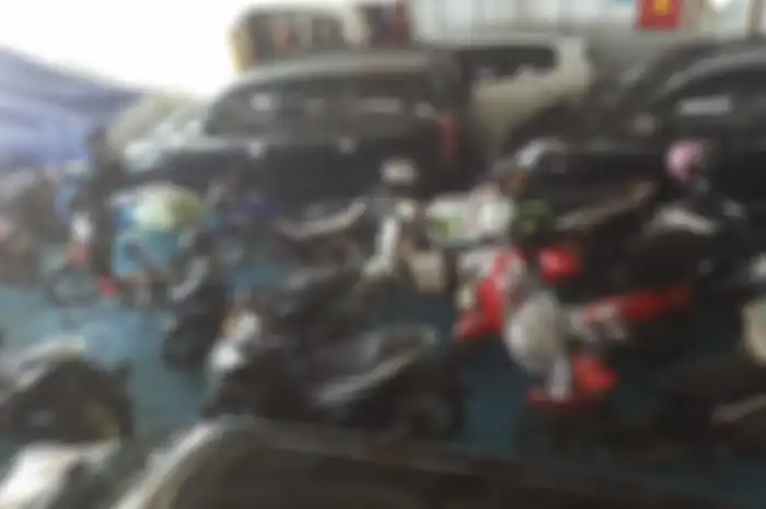 Motor-motor yang terparkir di dek kapal laut  