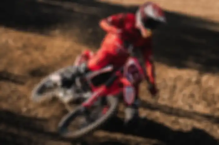 Marc Marquez udah kebelet dua bulan gak ngegas motor. Sekalinya ngegas sirkuit El Bosquet diacak-acak Marc dan Alex Marquez pakai motor motocross. Keduanya kompak bilang We Ride Again