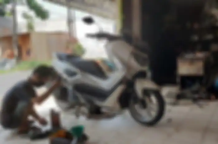 Mekanik bengkel Agung Motors akui servis motor jelang lebaran tidak seramai dulu. 