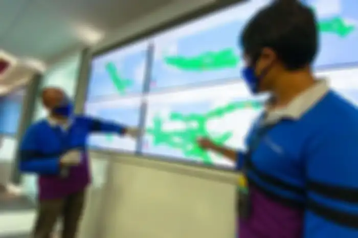 (Plt) Chief Teknologi Officer XL Axiata, I Gede Darmayusa dan Expert Service Operation XL Axiata, Hendrik, memastikan kesiapan kondisi jaringan XL Axiata malam Idul Fitri 2020 di pusat monitoring Customer Experience & Service Operation Center XL Axiata,Jakarta. Sabtu (23/5). 