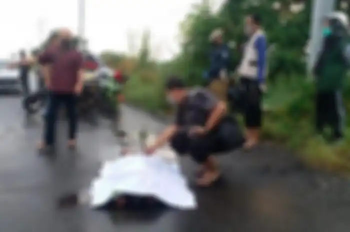 Petugas Satreskrim Polresta Sidoarjo saat mengevakuasi dan olah TKP. 