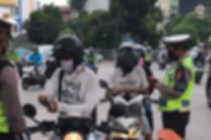 Pemeriksaan berkas di posko check point Jakarta
