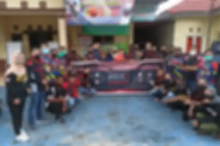 Bold Riders Gorontalo bagikan paket sembako untuk para lansia.