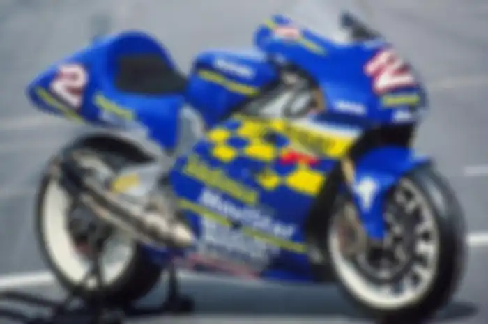 Motor Suzuki RGV500 dengan livery Movistar, dipakai Kenny Roberts Jr saat  juara dunia GP 500 cc tahun 2000.
